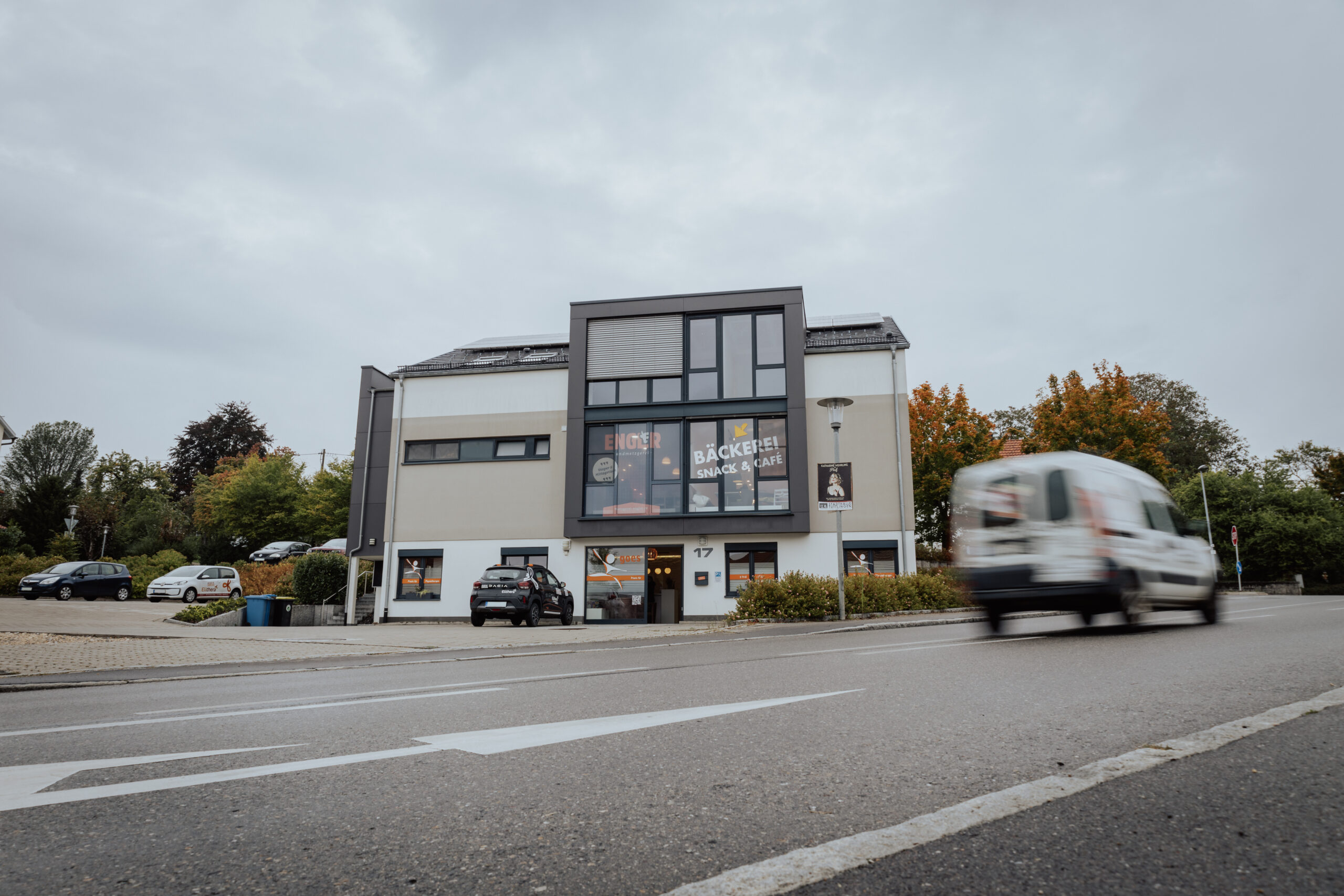 Außenansicht des Elithera Gesundheitszentrums am Witthoh in der Donaustraße 17, Emmingen-Liptingen, mit modernem Design und angrenzenden Parkplätzen.